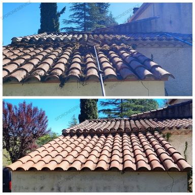 Démoussage Cahors Toit en tuiles avec une comparaison avant et après nettoyage, ciel bleu en arrière-plan.
